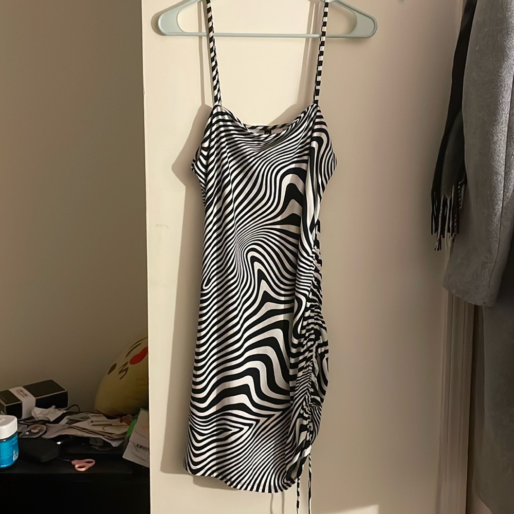 fun black and white dress🖤🤍